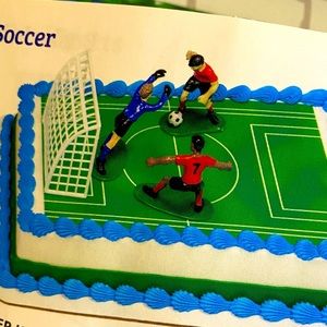Soccer kick off cake kit! ⚽️